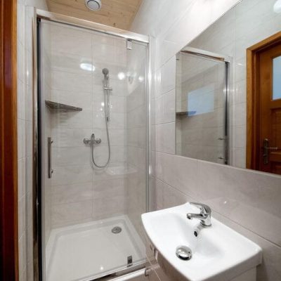 prysznic w łazience pokoju gościnnego